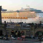 St. Pauli Piers and cruise ship, tags: ihr - CC BY-SA