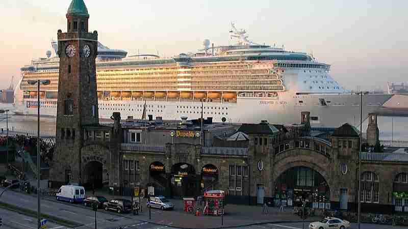 St. Pauli Piers and cruise ship, tags: ihr - CC BY-SA